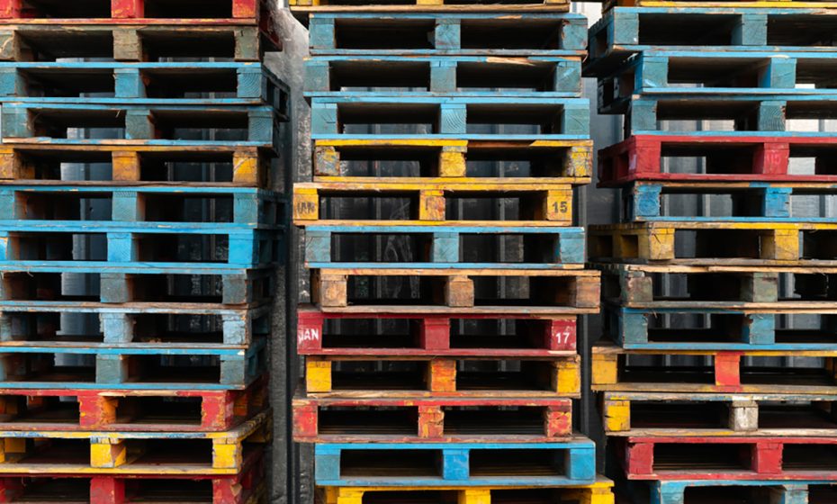 Plastic Pallets vs. Wood Pallets: Choosing the Right Pallet for Your Industry