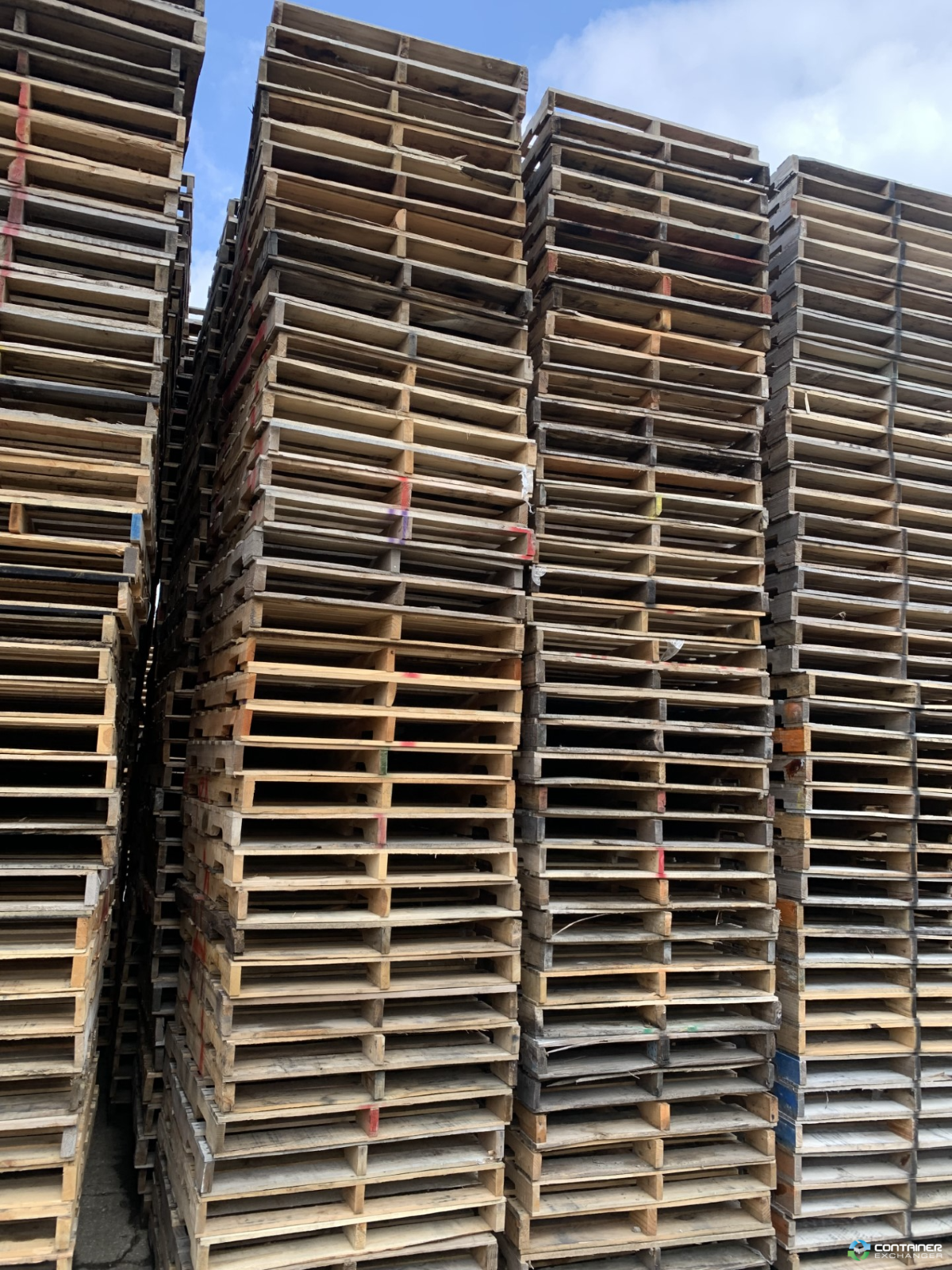 What Are the Differences Between Wood Pallets & Skids?